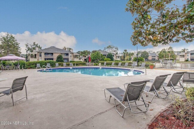 Building Photo - Renovated Condo in a Convenient Location!