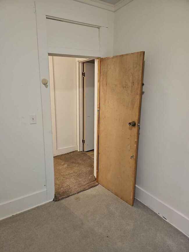 Building Photo - 882 Locust Dr