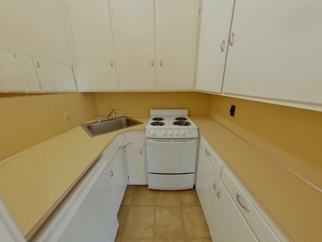 Building Photo - 1825 University St