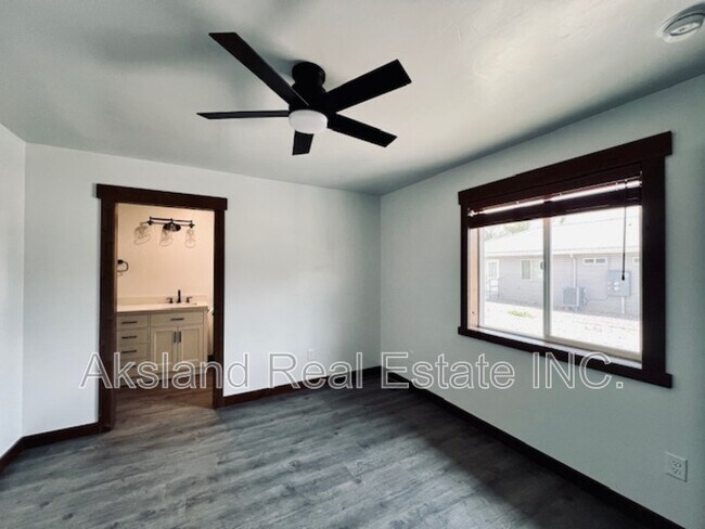 Building Photo - 908 Roosevelt Ave