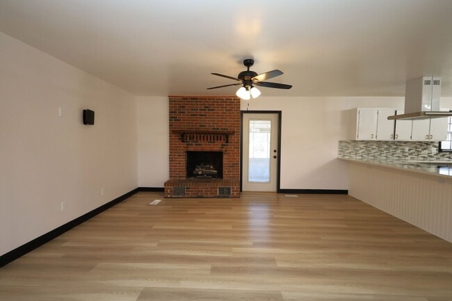 Building Photo - 4018 N Oak Street Extension