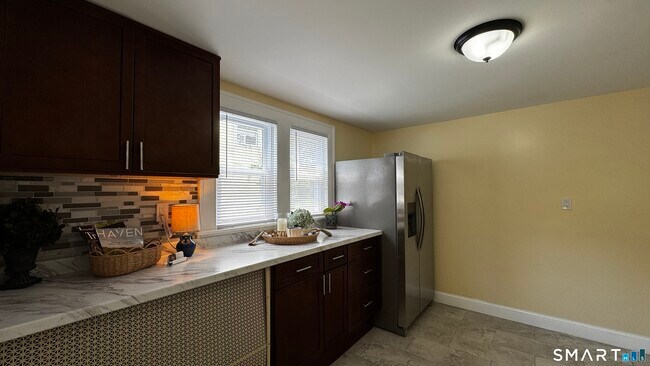 Building Photo - 406 Oakwood Ave