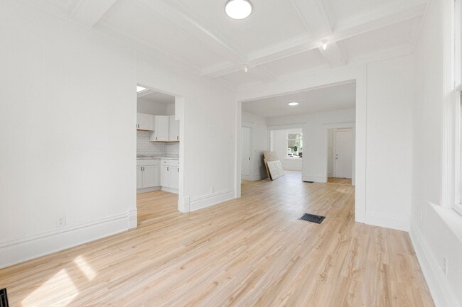 Building Photo - New Listing! 3 Bedroom House!