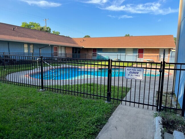 Inviting Pool! - Whispering Oaks Apartment Homes El Campo