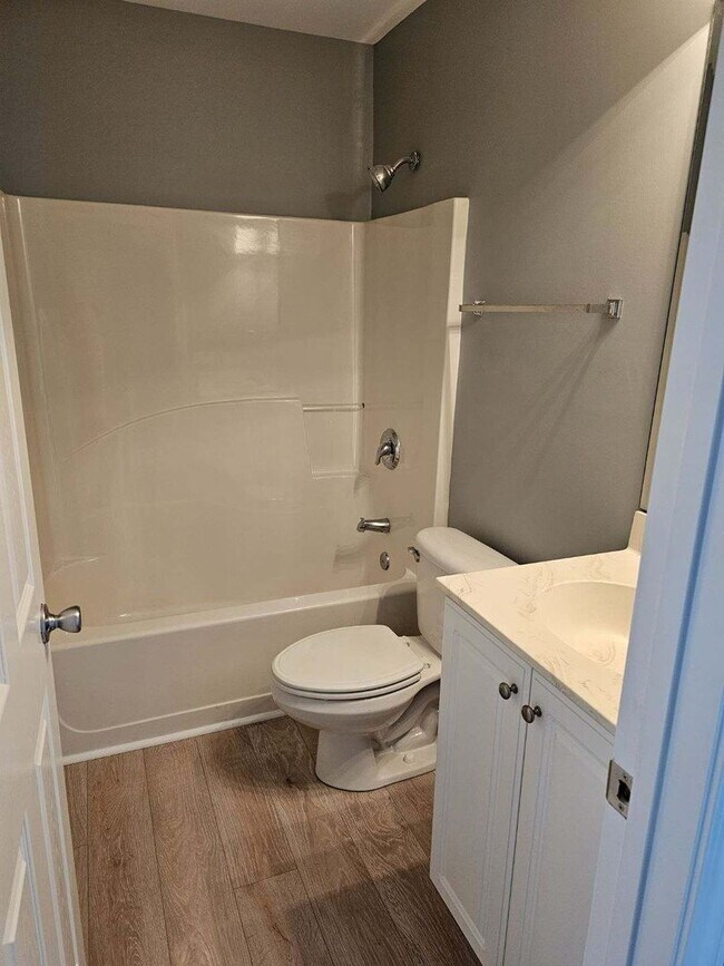 Building Photo - Welcome to this stunning 3-bedroom, 2-bathroom home located in Courntey Pines
