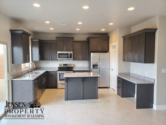 Building Photo - Three Bedroom Red Mountain Vista Town Home