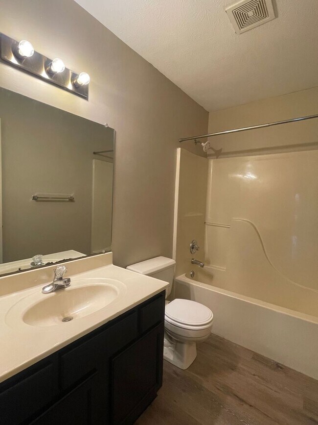 Building Photo - 2555 Winchester Dr