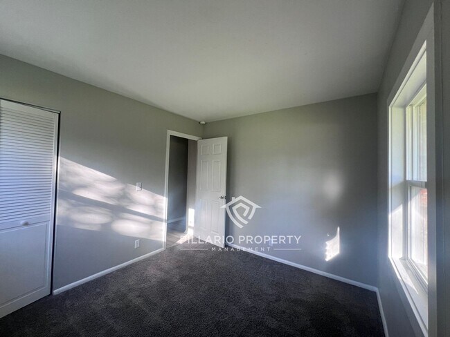 Building Photo - 4-Bedroom Home with Spacious Kitchen & Detached Garage, Available NOW!