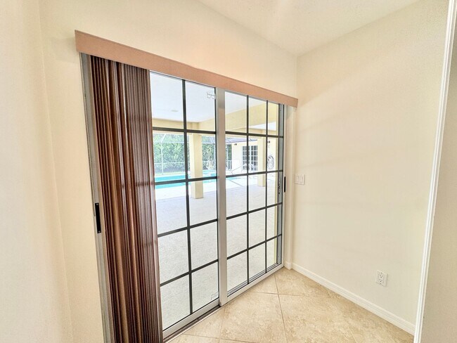 Building Photo - ** BERKSHIRE LAKES ** 3 BED + DEN / 2.5 BA...