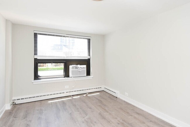 Building Photo - 450 W Wellington Ave