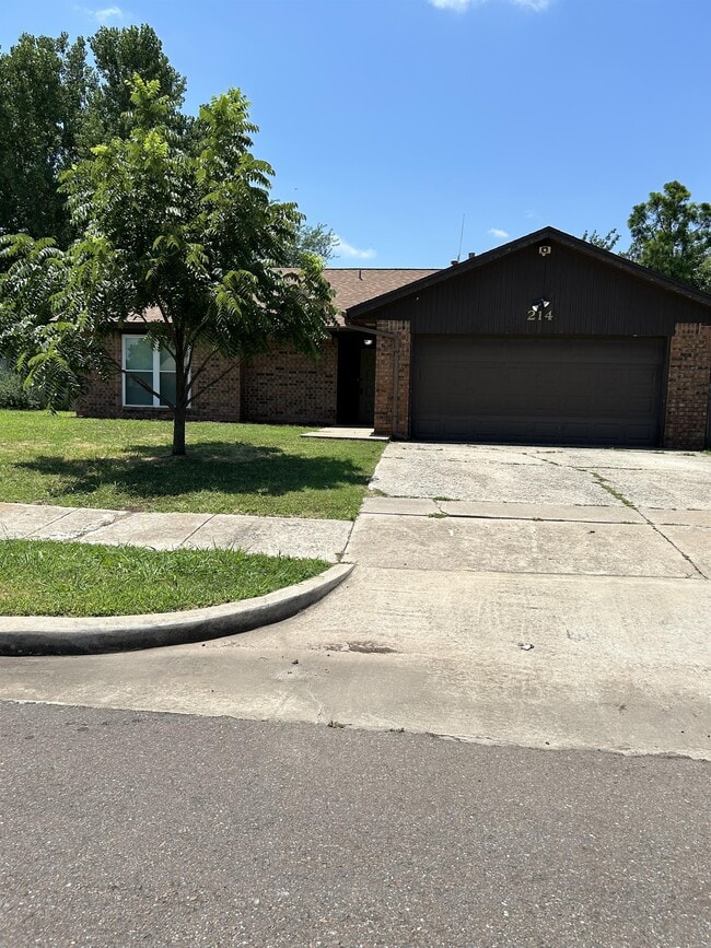 Primary Photo - 214 Falcon Ct