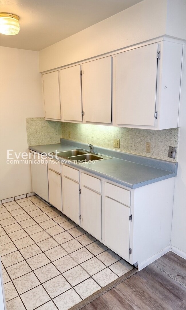 Building Photo - 2 Bed/2 Bath Condo with Modern Amenities / Coming Soon!