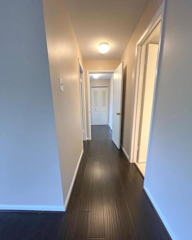 Building Photo - Beautiful 2BR 2BA top floor condo located ...