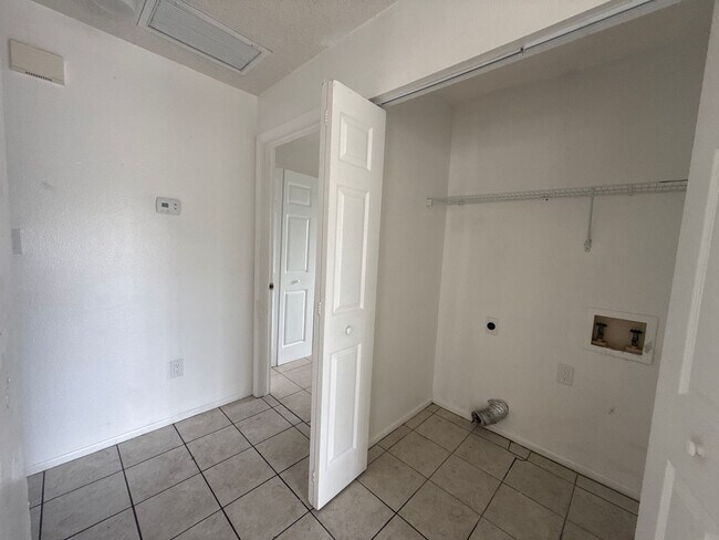 Building Photo - 5320 SE 28th Ln