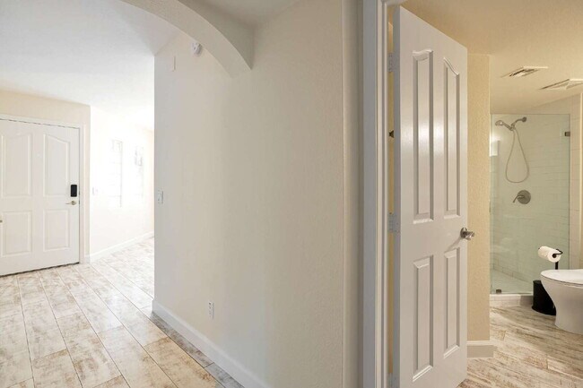 Building Photo - Camelback Corridor Condo now available!