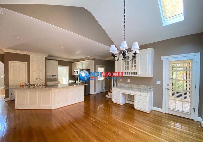 Building Photo - Spacious 6 bedrooms house in the NORTHVIEW...