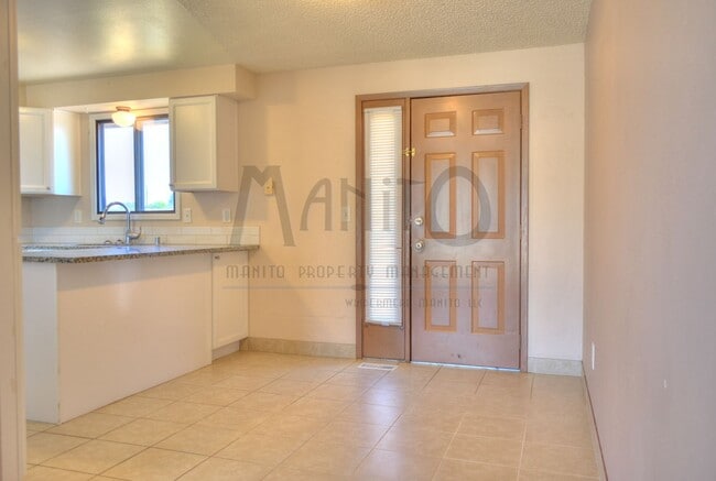 Building Photo - **COMING SOON** Clean & Spacious Spokane Valley Duplex