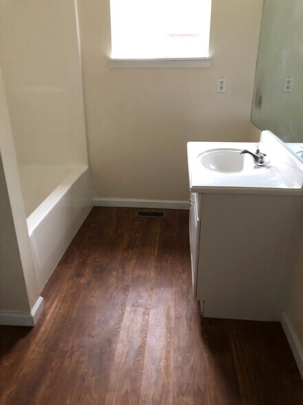 Bathroom - 101 Logan St N