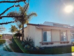 Building Photo - 3 Bed 2 Bath in Gated Beach Community-A must see Home
