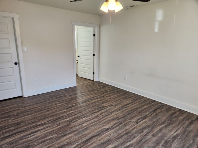 Building Photo - Blackstone-Modern 3 bed 2 bath Rancher-Con...