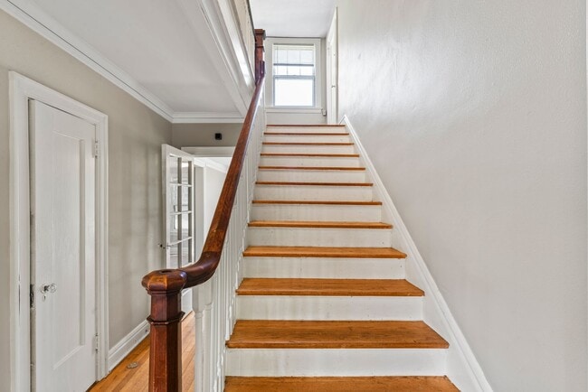 Building Photo - Charming 3-Bed Home Near UMKC with Hardwoo...
