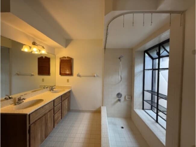 Building Photo - Great Value-2 Bedroom Villa- Includes Water and Lawn Care!