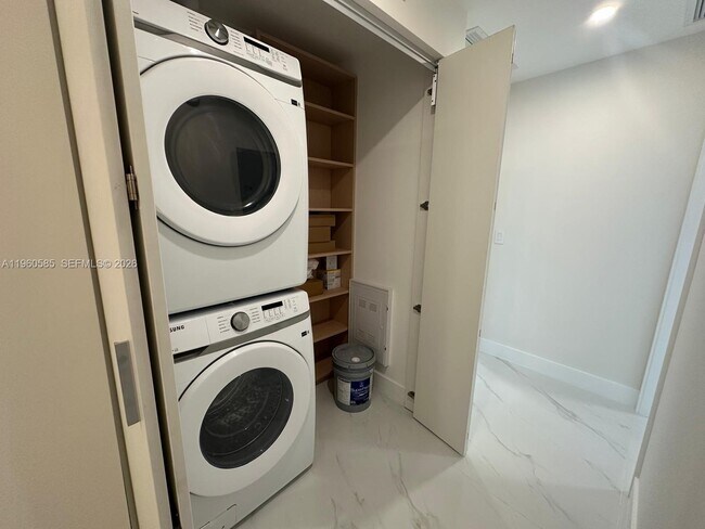 Building Photo - 700 NE 24th St