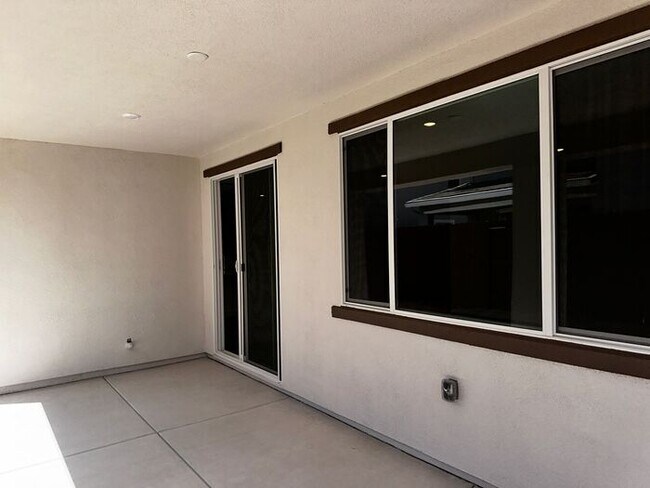 Building Photo - Beautiful 4 bedroom new home in Sierra wes...