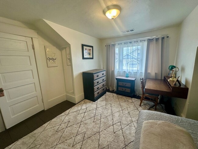 Building Photo - Furnished 2 bedroom Craftsman Apartment
