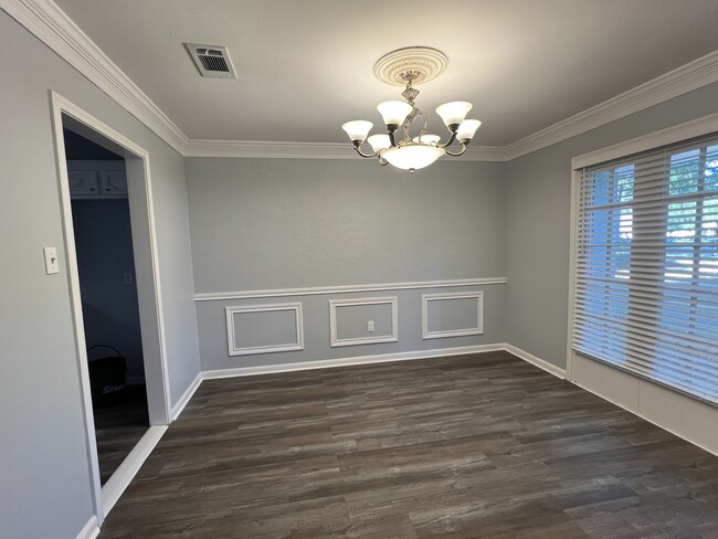 Building Photo - 30447 Parkview Dr