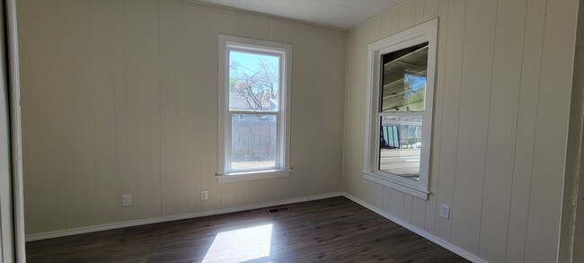 Building Photo - 2 Bedroom 1 Bath Home