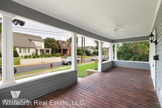 Building Photo - 404 Caplewood Dr