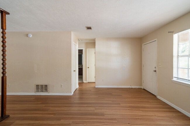 Building Photo - 3103 Pontiac Dr