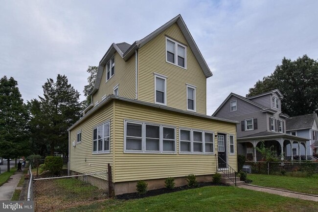 Building Photo - 702 Parry Ave