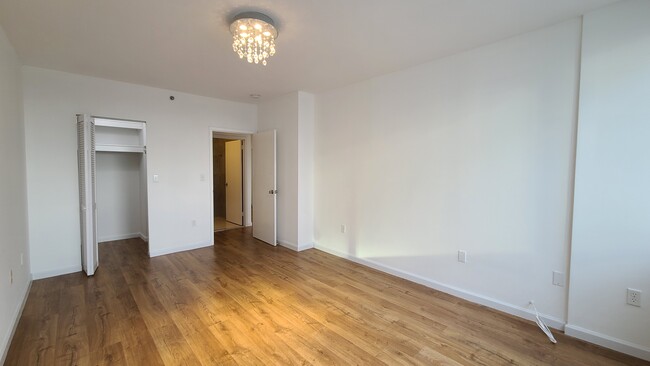Building Photo - 45 River Dr S