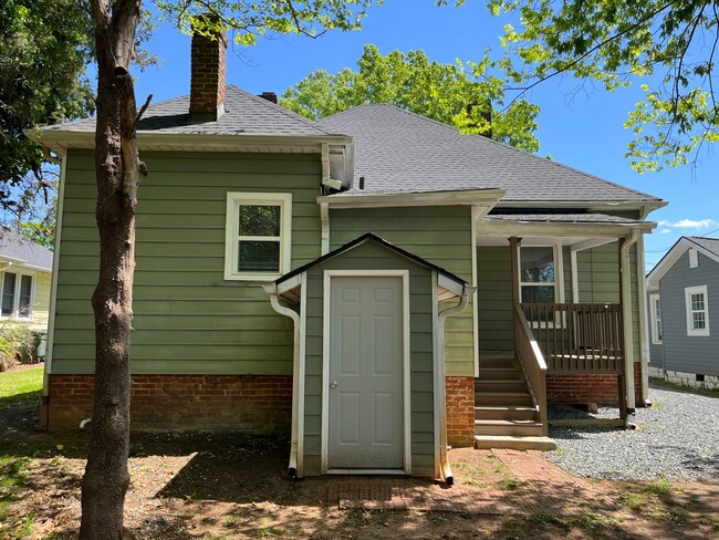 Building Photo - Newly Renovated 2 Bedroom Bungalow!!!