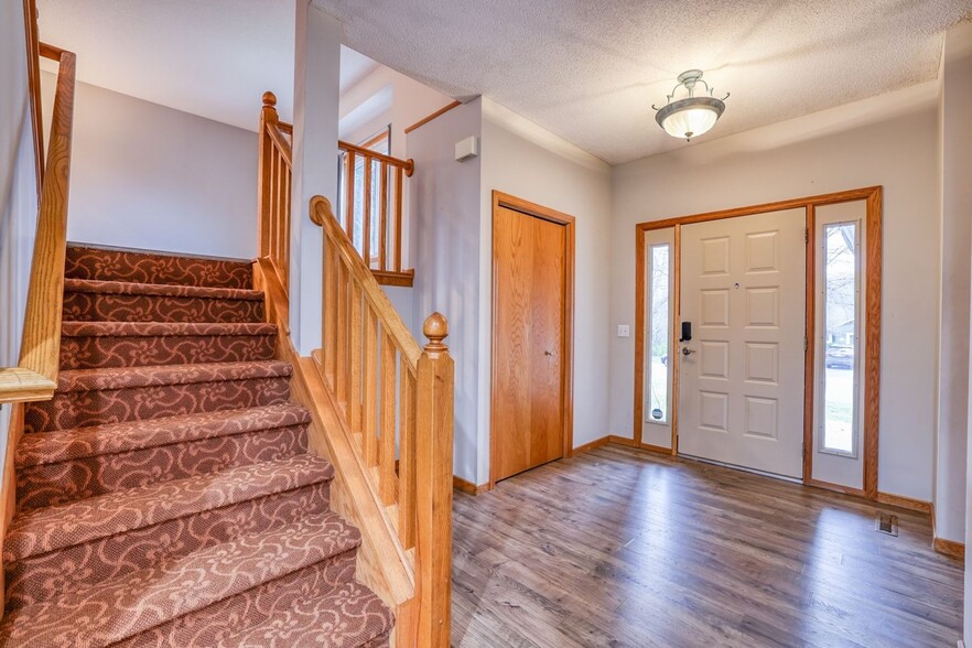 Building Photo - 7123 Yorktown Ln N