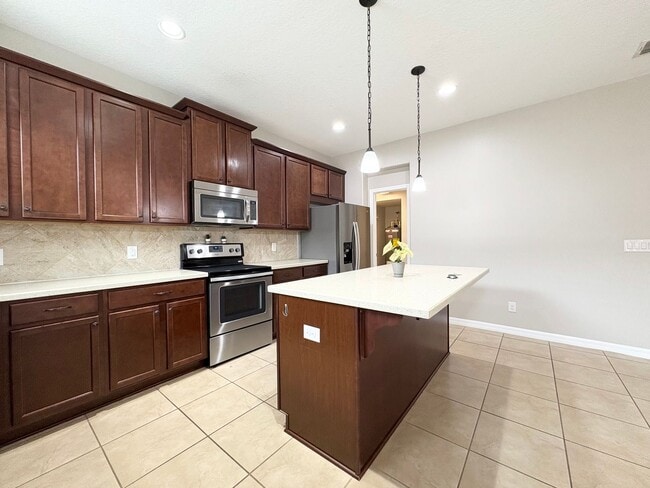 Building Photo - Gorgeous Lake View 3 BR 2.5 bath Luxury To...