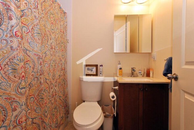 Building Photo - Renovated Duplex Townhome