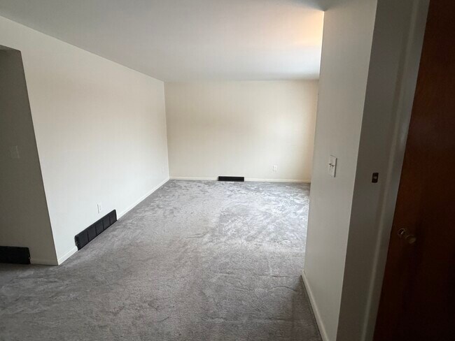 Building Photo - 152 Clover Ridge Dr