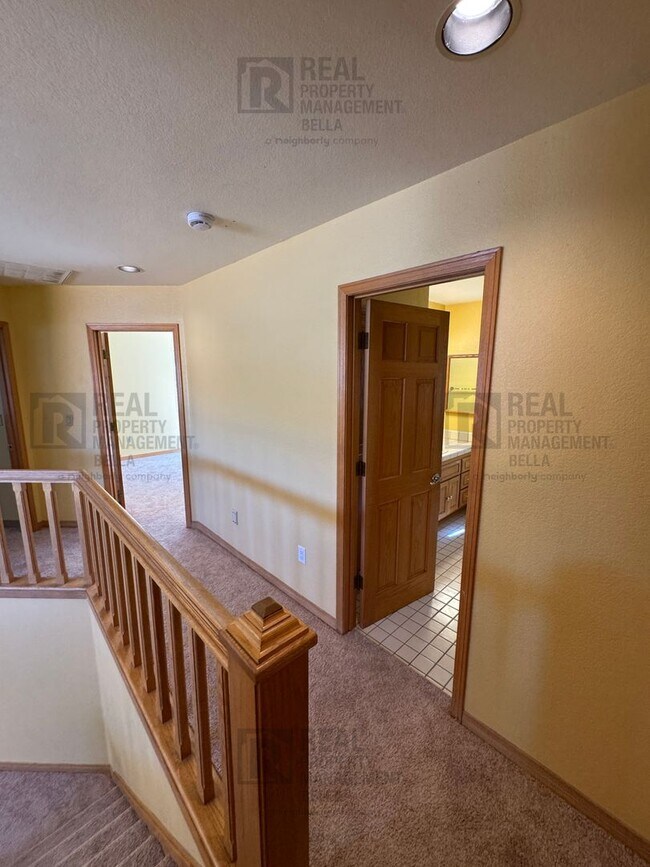 Building Photo - Waterfront Living in Canyon Lake!