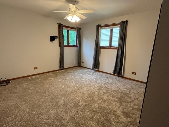 Building Photo - 556 Beaconsfield Ave