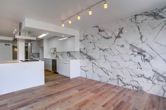 Building Photo - 435 N Oakhurst Dr