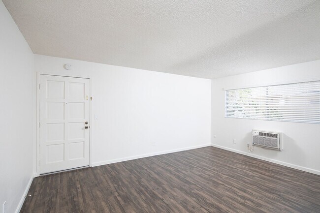 Building Photo - Chula Vista: Large One Bedroom in Gated Co...
