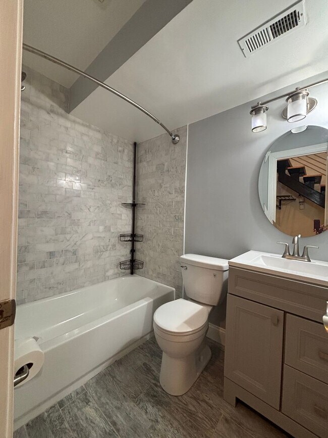 Building Photo - Executive Row Home In NW DC with Designer Finishes