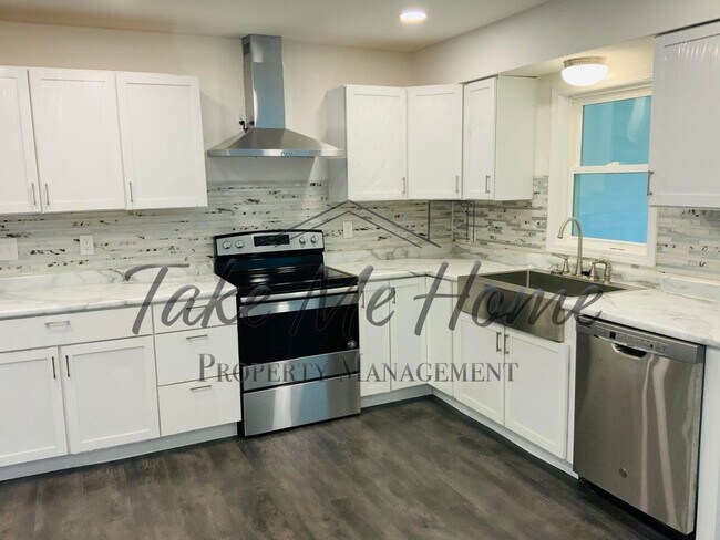 Building Photo - Charming Home in Great Location!