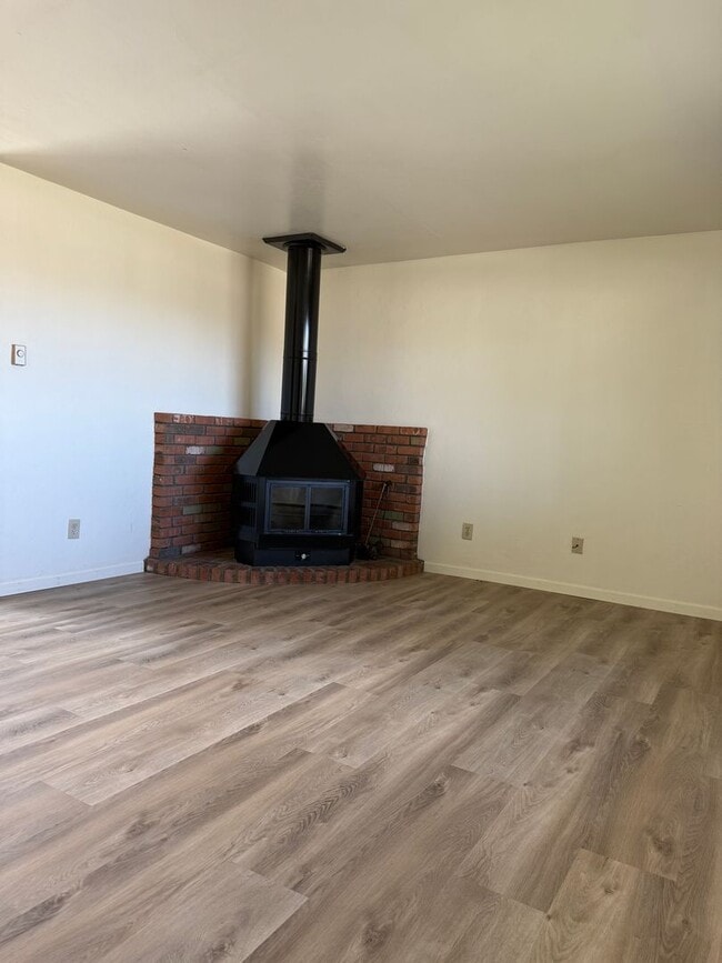Building Photo - 3 Bedroom, 2 bath home located in the hear...