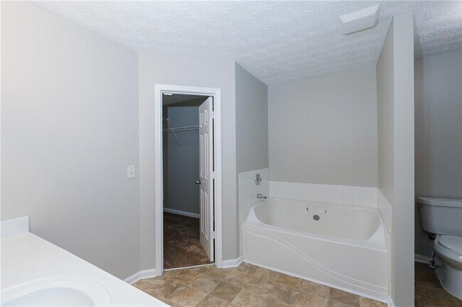 Building Photo - 632 Shadow Lake Dr