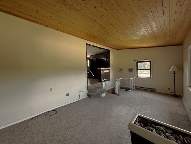 Building Photo - MOVE IN SPECIAL! 3-Bedroom Home in Parklan...