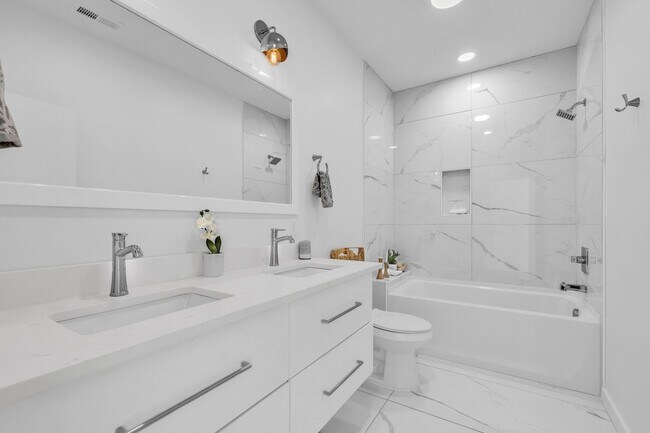 Building Photo - Modern + Classic Feel in the Heart of Downtown Chattanooga | 4 beds, 2.5 baths!
